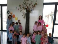  árbol con búhos y niños